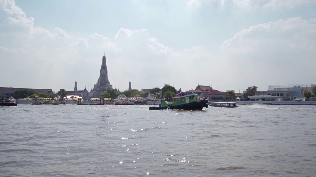 Wat Arun Ratchavararam(黎明寺)从渡口穿过湄南河，曼谷，泰国，东南亚，亚洲视频素材