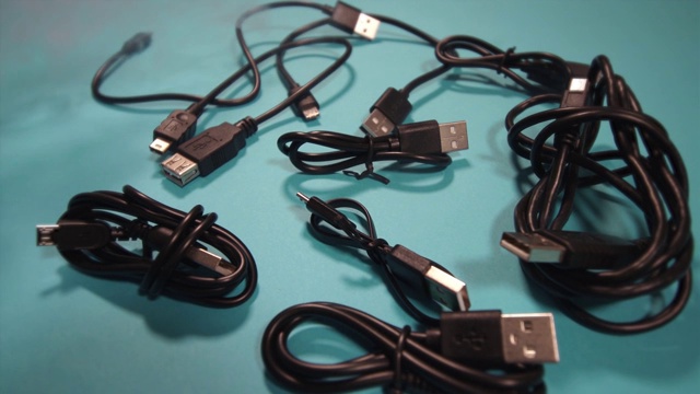 不同的USB适配器套件躺在绿色的背景上视频下载