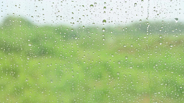 4K雨滴落在窗户上视频素材