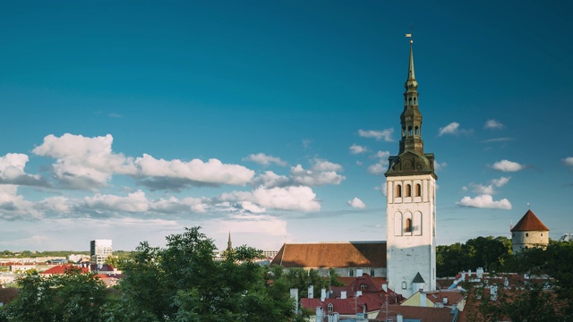 爱沙尼亚塔林,欧洲。在阳光灿烂的夏夜老城的城市景观。受欢迎的地方和著名的地标。城市中心的架构。联合国教科文组织世界遗产。圣尼古拉斯教堂视频下载