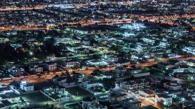 T/L TU鸟瞰住宅区在晚上/迪拜，阿联酋视频素材