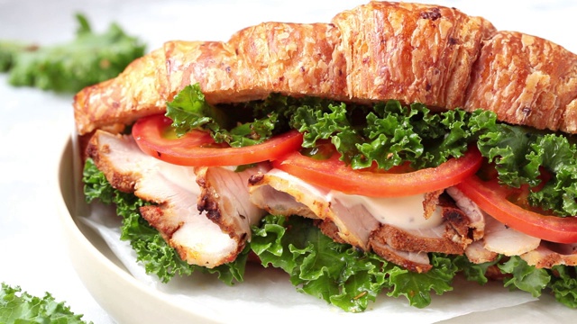 牛角面包三明治配肉，蔬菜和甘蓝视频下载
