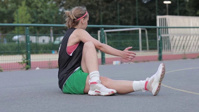 女子篮球运动员的慢动作镜头视频素材
