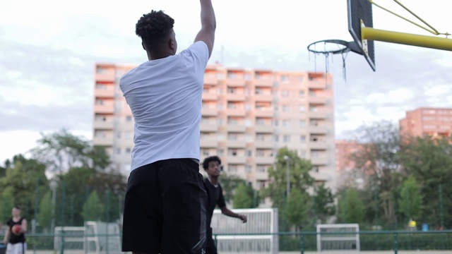 年轻的黑人男子在两对两的篮球比赛中视频素材