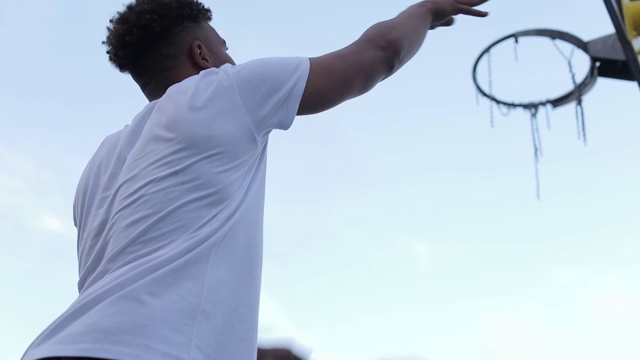 年轻的黑人在打篮球视频素材