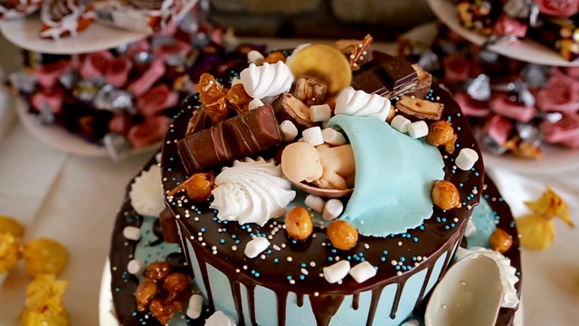 漂亮的糖果棒与蛋糕和糖果的生日聚会视频下载