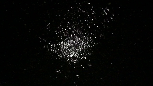 水滴溅在水面上视频素材