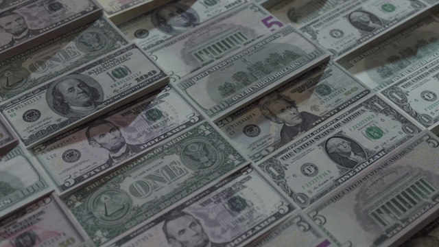 不同面额的美元钞票堆积的背景视频下载