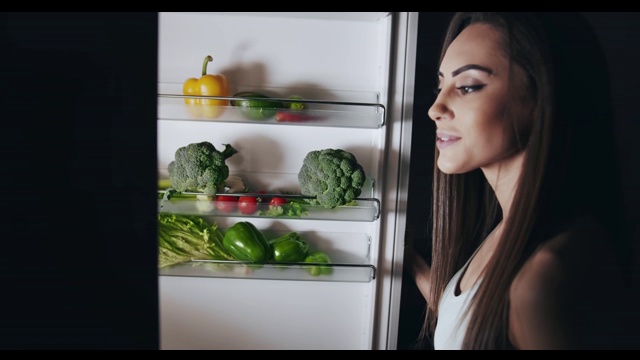 女人在晚上打开冰箱视频下载