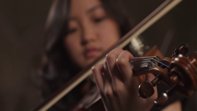 小提琴家拉小提琴手的特写视频素材