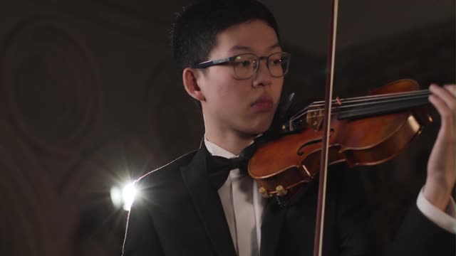 男小提琴家潘在演出视频素材