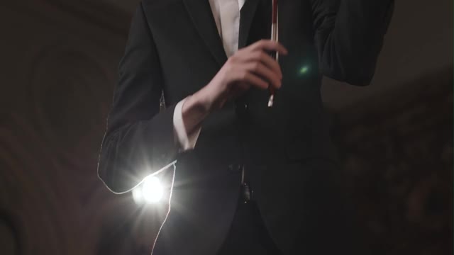 在表演中，男小提琴家的Pan Up视频素材