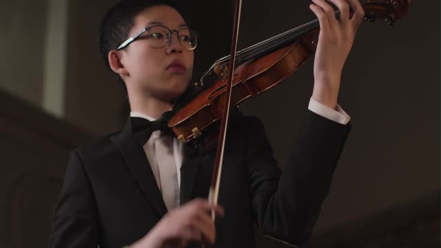 表演期间的男小提琴手视频素材