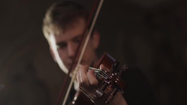 从小提琴手到男小提琴手视频素材