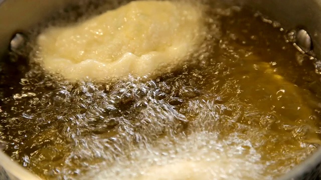 用滚烫的油煎饺子视频素材