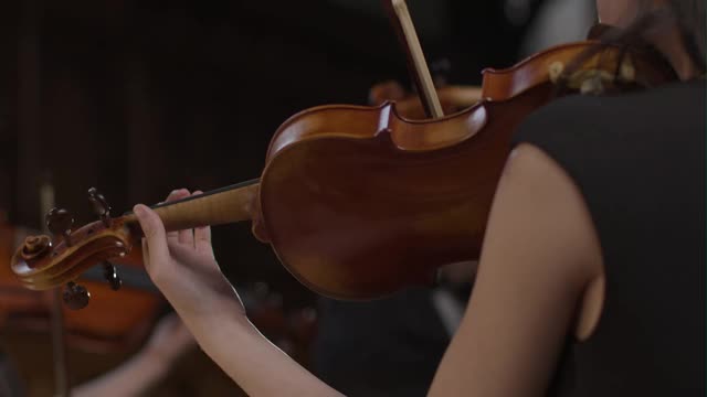 两位女小提琴家在一场表演中演奏视频素材