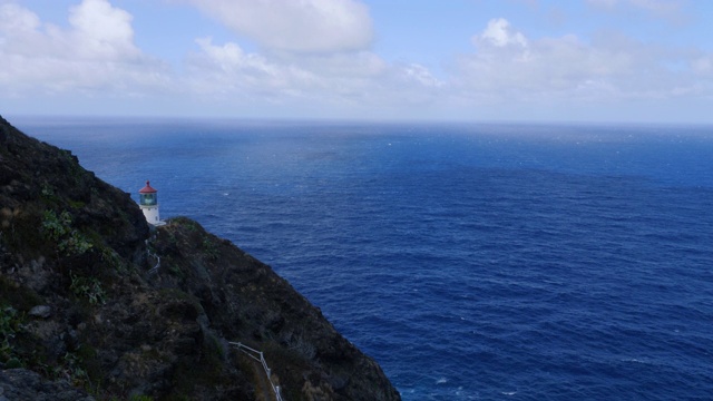 远处岩石上的夏威夷灯塔视频素材