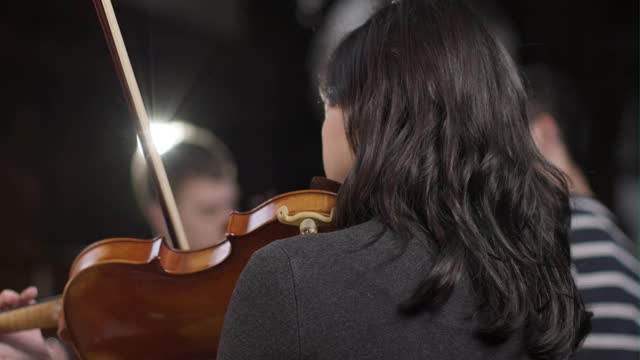 小提琴家在排练中演奏视频素材