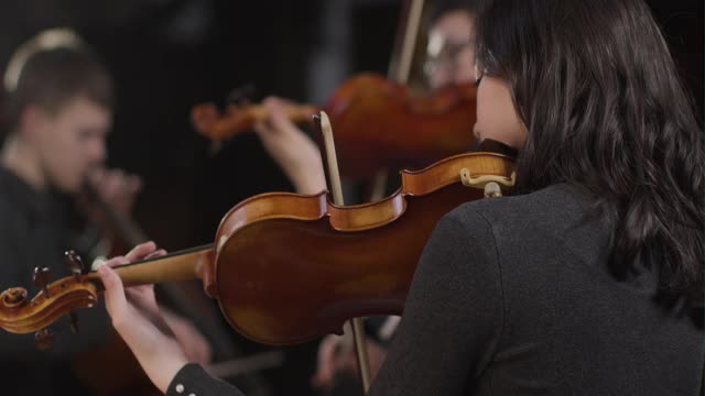女小提琴家在排练中演奏视频素材