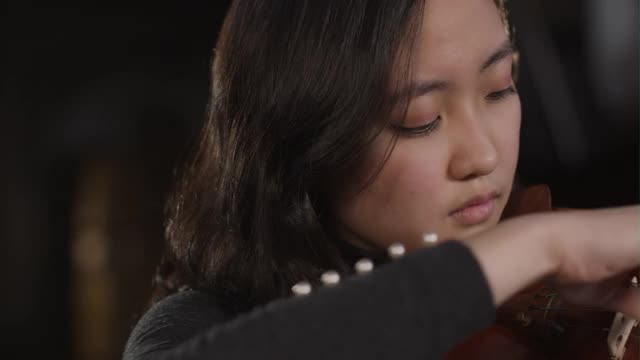 女性小提琴家演奏的特写视频素材