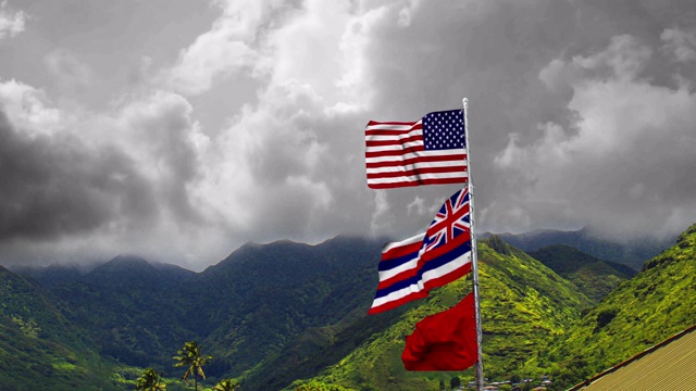 夏威夷檀香山美国国旗。阴天的美国国旗飘扬在夏威夷的青山上视频下载