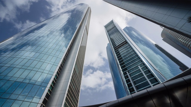 在阿联酋阿布扎比的蓝天上，高耸的现代金融摩天大楼视频素材
