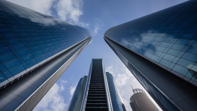 在阿联酋阿布扎比的蓝天上，高耸的现代金融摩天大楼视频下载