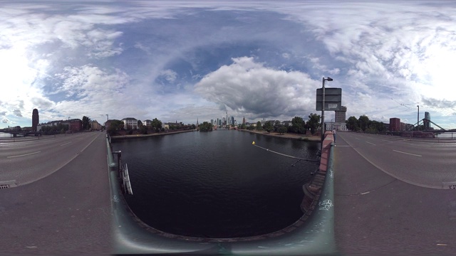360VR，从一座桥上俯瞰城市全景，主要有高层剪影视频购买