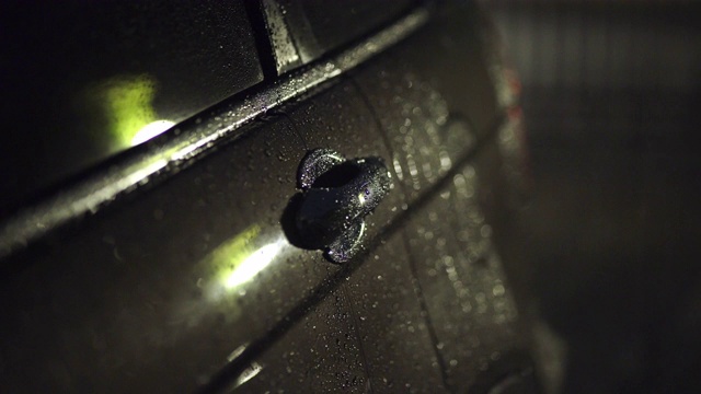 晚上在停车场的汽车上的雨滴视频素材