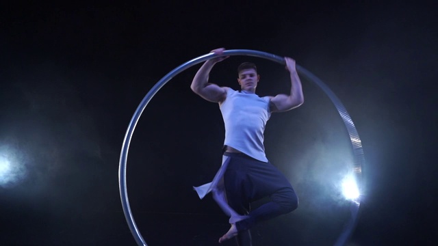 马戏团艺术家在锡尔轮上旋转时表现出专注和平衡视频下载