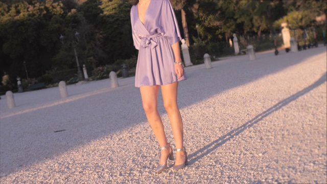 美丽的腿年轻迷人的女人走在皮乔，罗马-慢动作视频素材