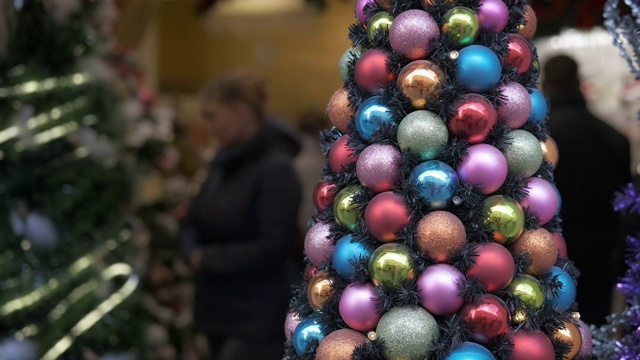 商店里装饰过的圣诞树。视频素材