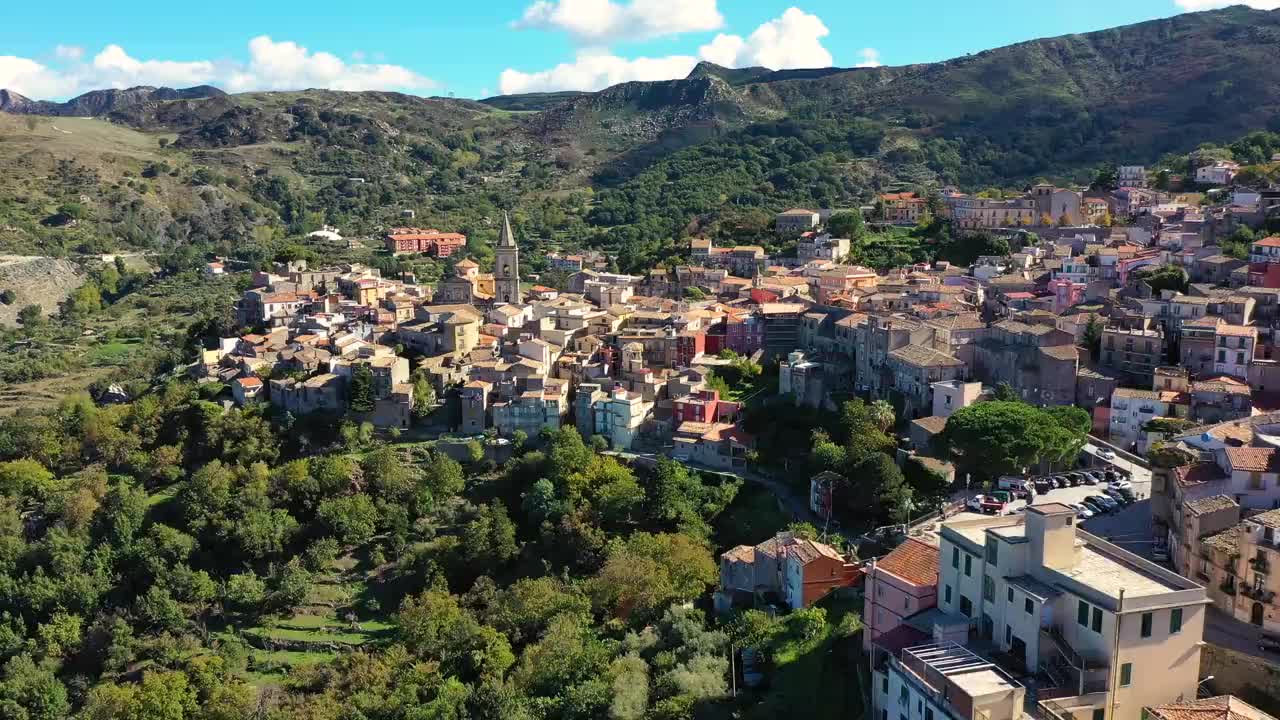 西西里岛Novara di Sicilia镇令人惊叹的城市景观。航拍西西里诺瓦拉迪西西里，西西里，意大利，欧洲。意大利西西里的诺瓦拉迪西西里山村。视频下载