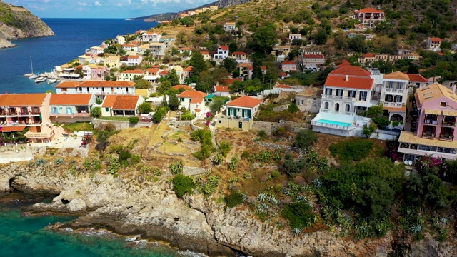 希腊凯法洛尼亚的阿索斯村。位于希腊爱奥尼亚岛的塞法洛尼亚的阿索斯村，地中海的绿松石色海湾和美丽多彩的房屋。视频素材