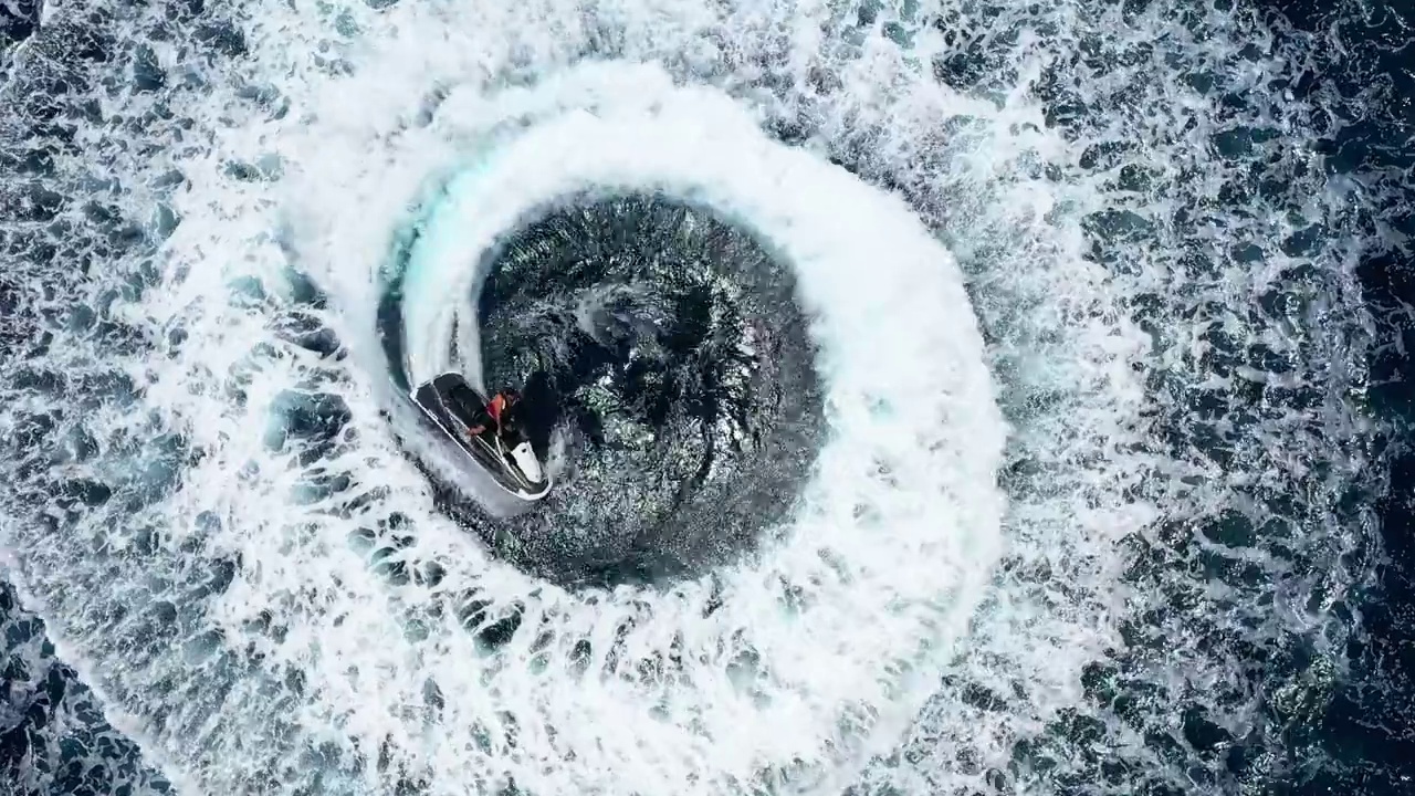 男人在海里驾驶水上摩托视频下载