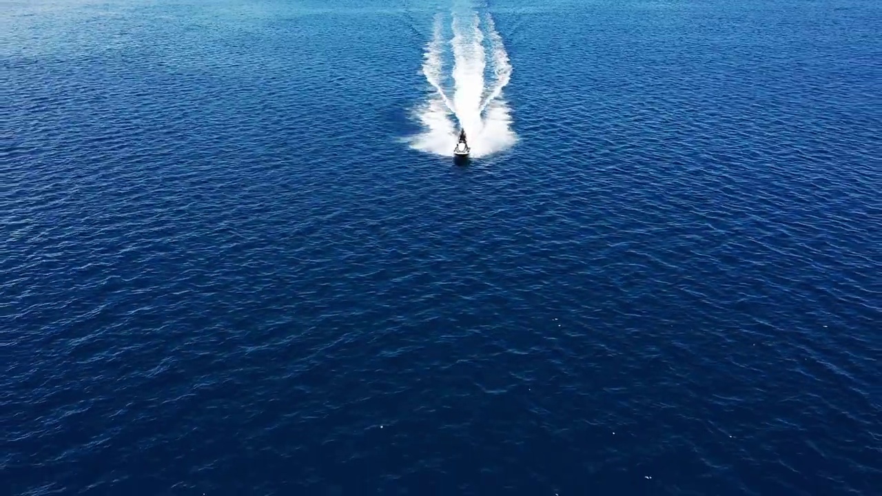男人在海里驾驶水上摩托视频素材