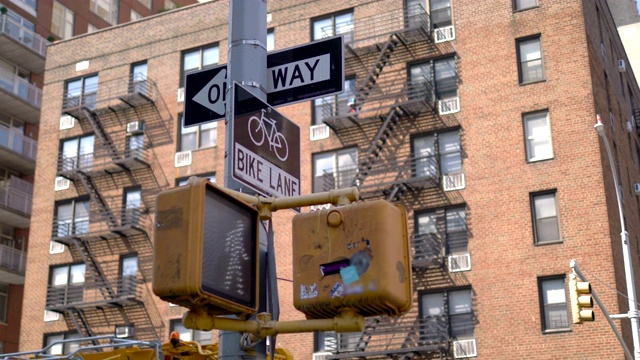 纽约市的自行车道和单向标志，4K慢镜头，每秒60帧视频下载
