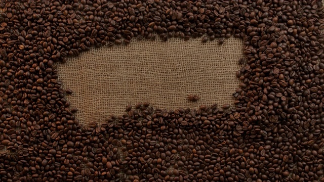 女性的手在粗麻布纹理以前填充的咖啡豆摆脱自由空间视频下载