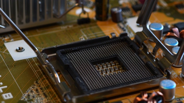技术人员将CPU芯片朝上放置在PC主板的插座上视频下载
