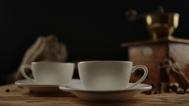第二个白色瓷杯外观，桌上放着咖啡或茶。多莉拍摄视频下载