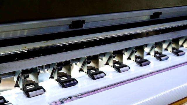 大型喷墨打印机与碳粉分配器打印乙烯基视频素材