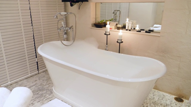 空浴缸与泡沫和泡沫在豪华浴室蜡烛视频素材
