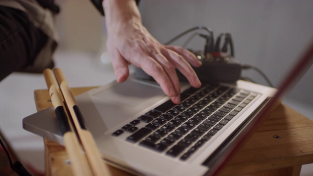 音乐家使用笔记本电脑特写视频素材