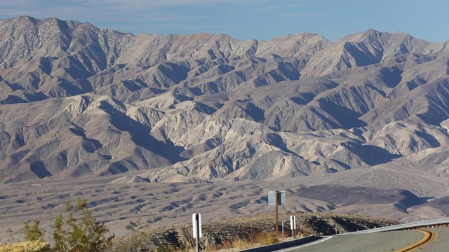 通往死亡谷的北路，位于美国加利福尼亚州的斯托夫皮井旁。视频下载