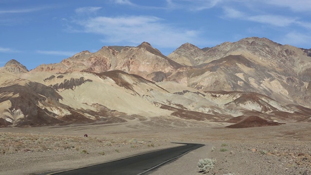 死亡谷是美国最低、最热、最干燥的地方，年平均降雨量约为2英寸，有些年份根本就不下雨。视频下载