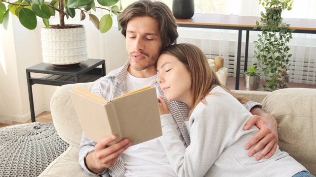 男人看书，妻子睡在家里视频下载