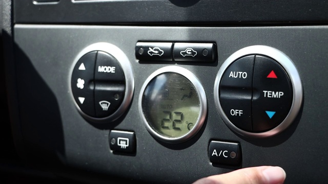 设置汽车空调的温度视频素材