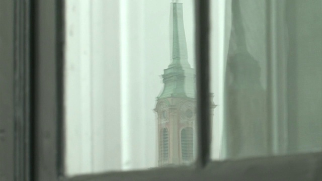 透过窗户看到的教堂塔楼视频下载