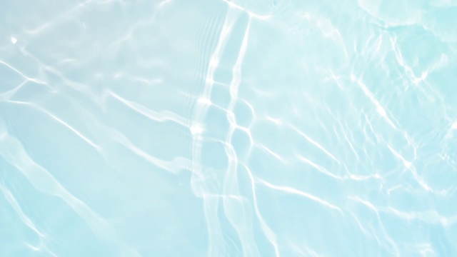 慢动作和头顶视图的水反射在浅蓝色的表面从一个直接的阳光视频下载