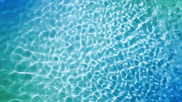 慢动作和头顶视图的水反射在绿松石色的表面从一个直接的阳光视频下载